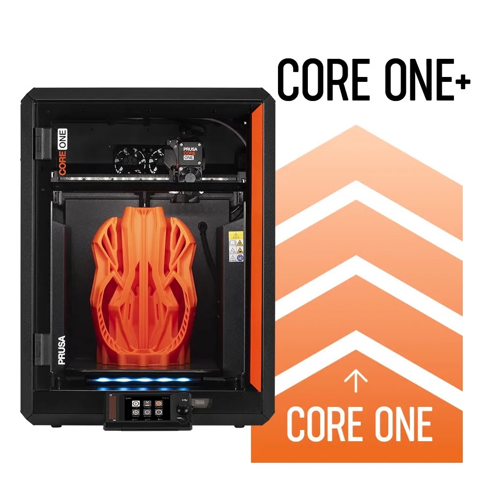 Original Prusa CORE One+ относится к категории закрытых настольных 3D принтеров. Его основная задача - обеспечить стабильную FDM-печать без необходимости постоянно вручную настраивать оборудование перед каждым новым заданием. В отличие от открытых принтеров классической конструкции, CORE One+ имеет полностью закрытый корпус и контролируемую внутреннюю среду.