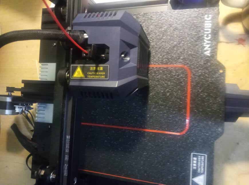 Стол для печати 3D принтера Anycubic Kobra Neo имеет магнитную основу