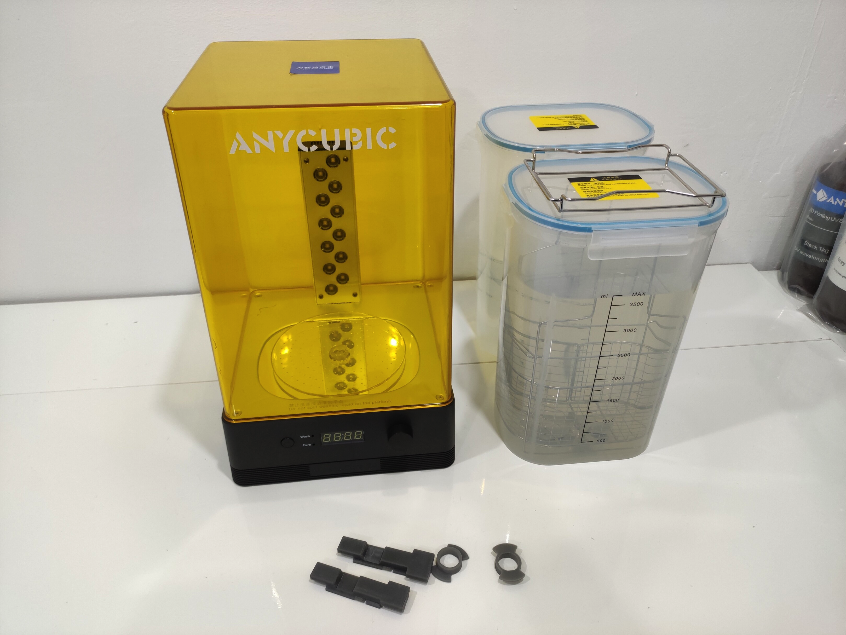 В ассортименте «Tucans» есть комбинированные устройства (например, Anycubic Wash & Cure), совмещающие функции мойки и полимеризации, что существенно упрощает постобработку изделий.
