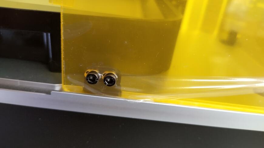 Внешняя крышка Anycubic Photon M3 Max крепиться к корпусу монтажными болтами, которые идут в комплекте с 3д принтером.