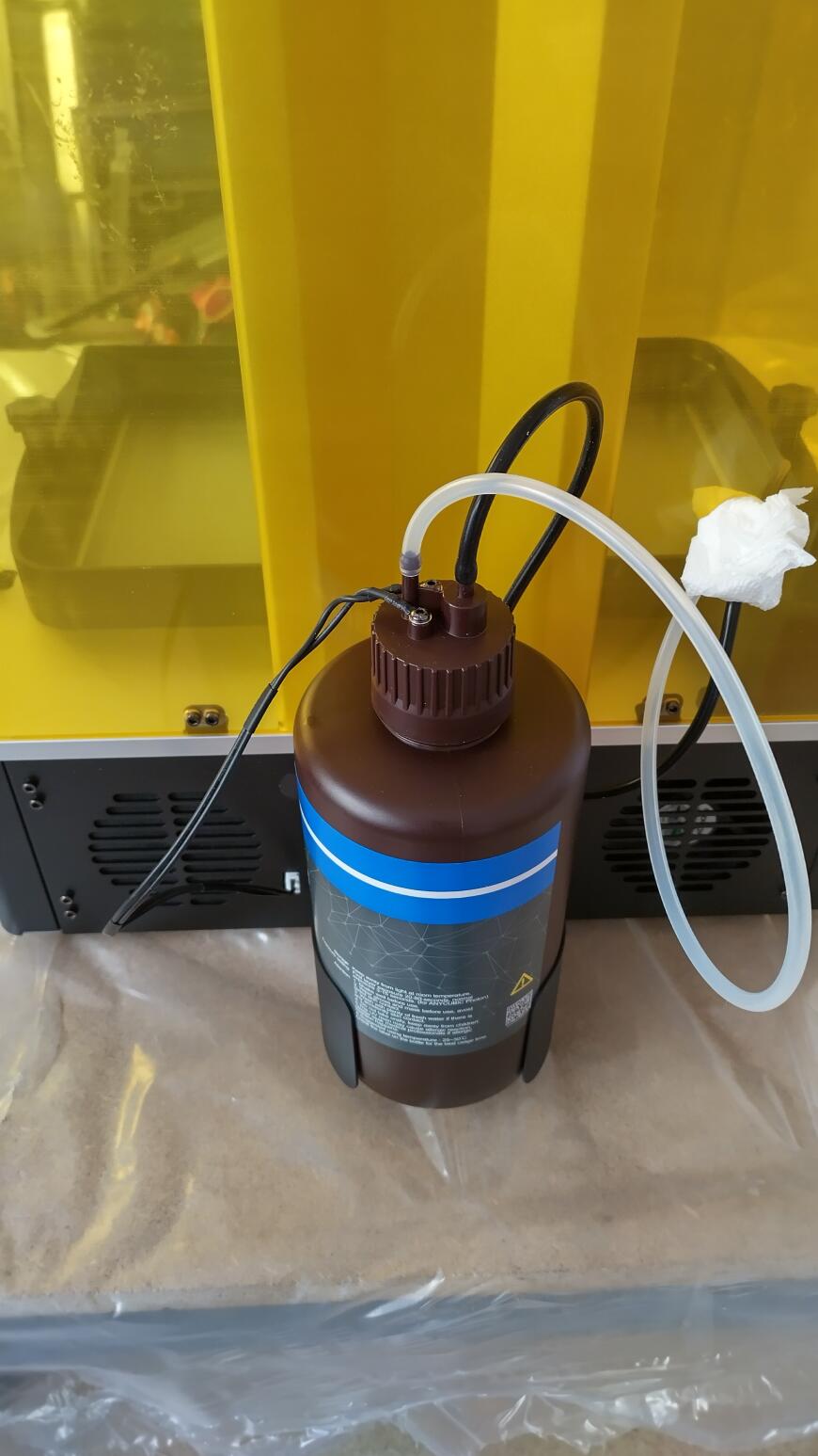 Подачи фотополимера Anycubic Photon M3 Max - крышка накручивается на банку c вставленными в нее двумя трубками.