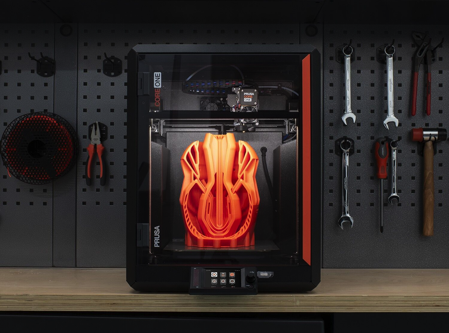 Prusa всегда славилась своей неубиваемостью, и CORE One продолжает традицию. Жесткая стальная рама, ремонт с помощью одной обычной отвертки и инновационный экструдер Nextruder.
