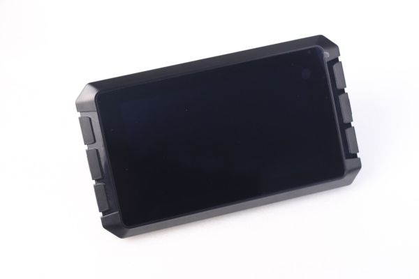 Creality Sonic Pad (Klipper) оснащен семи дюймовым цветным сенсорным дисплеем, разрешение которого составляет 1024*600.