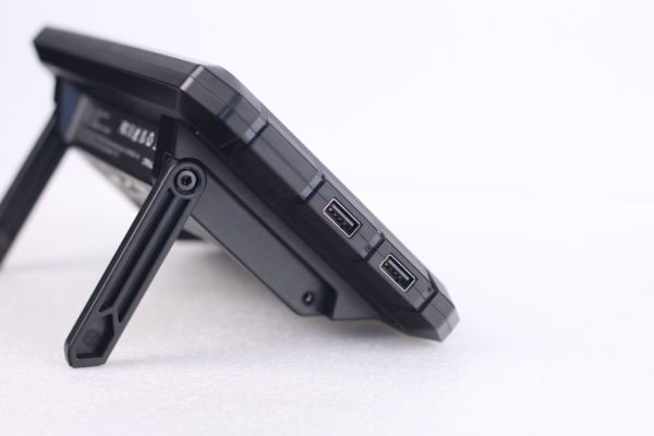 Слева на корпусе расположено два дополнительных разъёма USB-A.