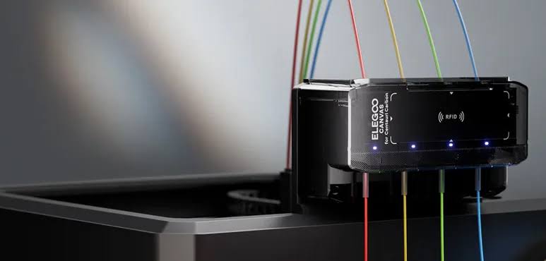 Elegoo CANVAS – интеллектуальный модуль для организации многоцветной 3D печати, разработанный специально для принтера Elegoo Centauri Carbon. Система автоматизирует подачу материала, позволяя печатать модели одновременно в четырех цветах без ручной замены катушек.